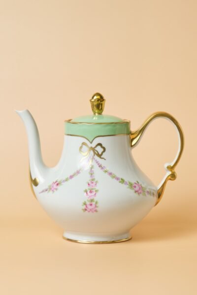 La Ronde des Roses teapot