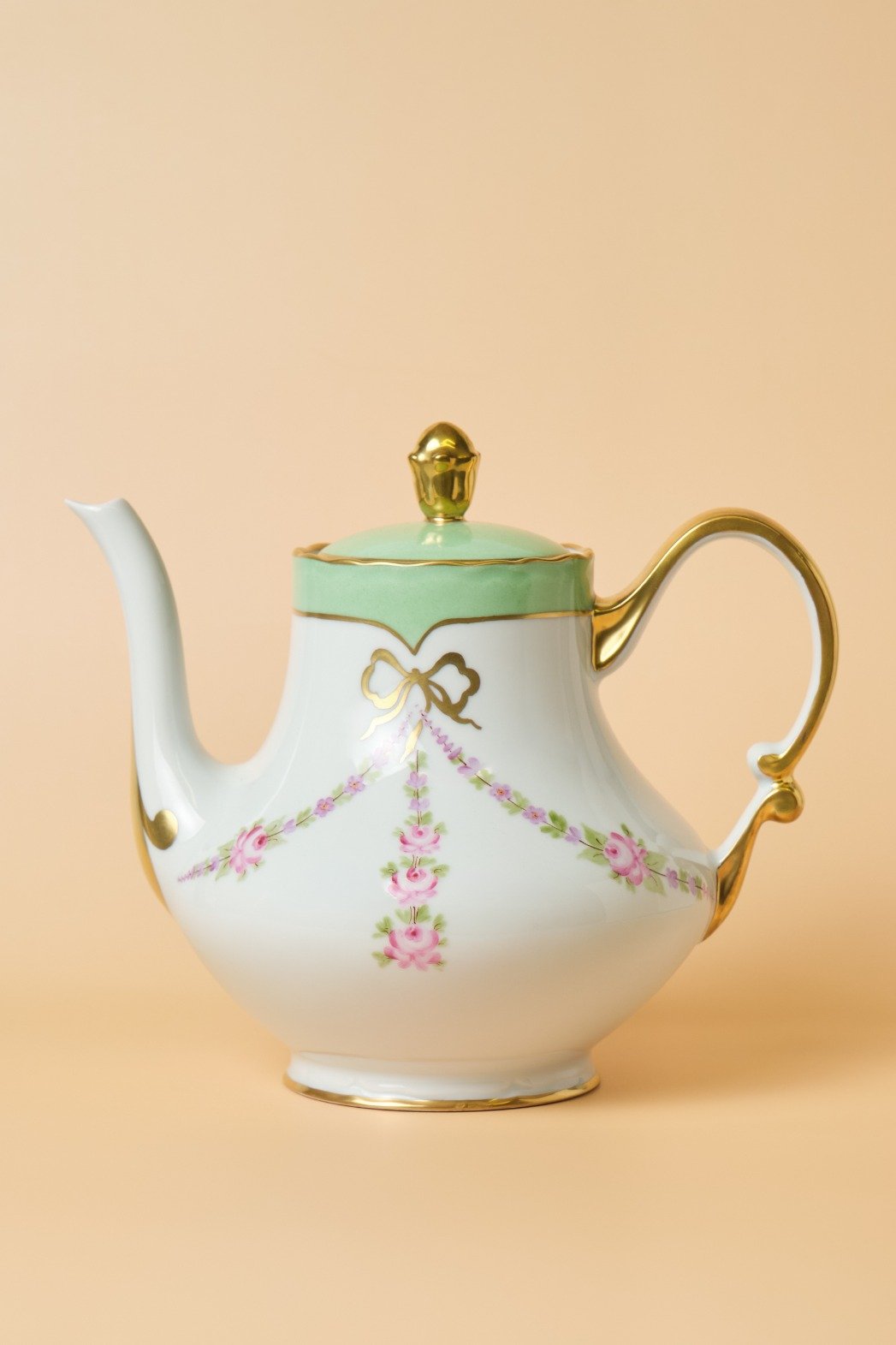 La Ronde des Roses teapot