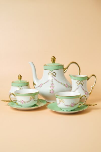La Ronde des Roses tea service